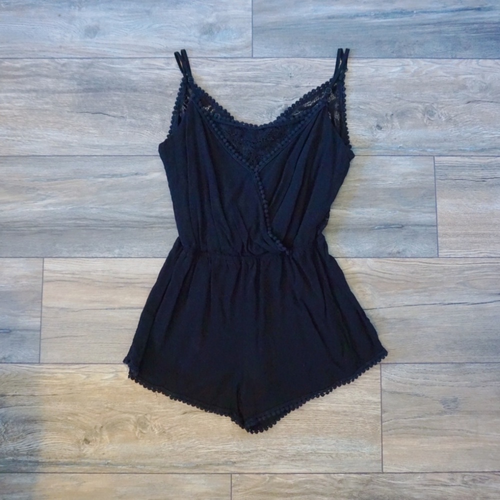 💫 SOLD 💫 Black lacey romper